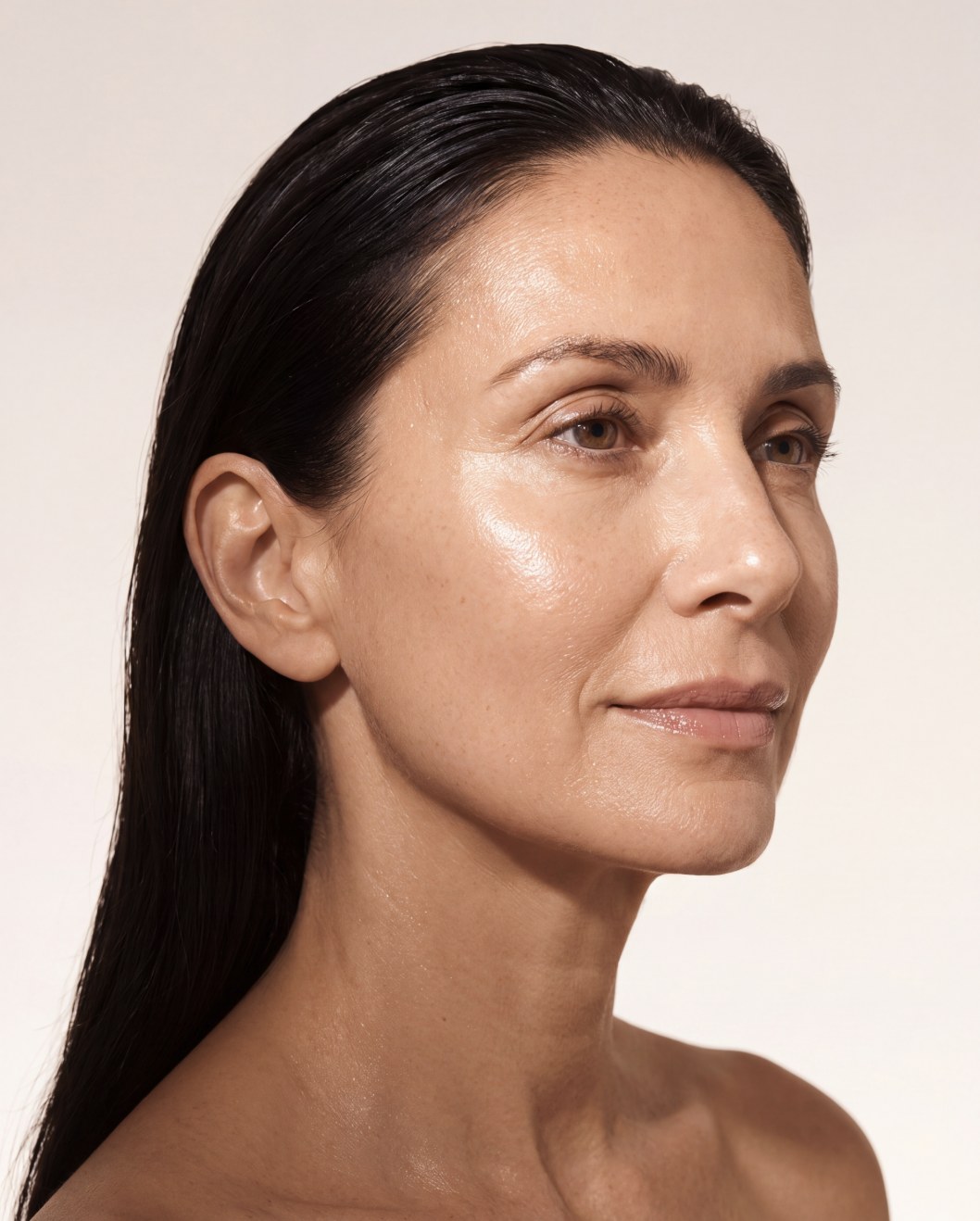 Ritratto di una donna con viso disteso e pelle luminosa